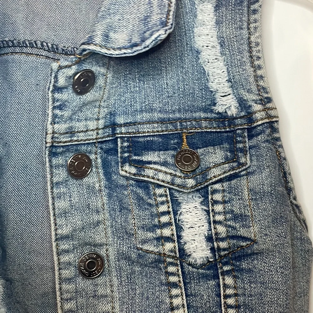 - $11 was $20 ChiQle distressed jean jacket medium wash size small 90’s